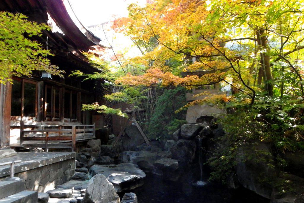 秋の庭園露天風呂